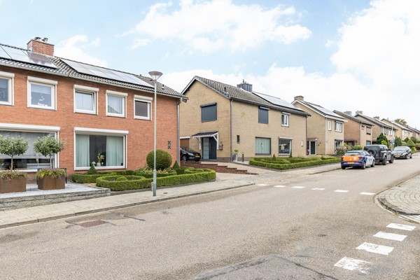 Foto - Te koop: Ruime goed onderhouden geschakelde 2 onder 1 kap woning in Bocholtz